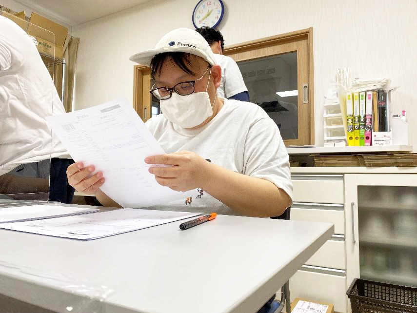 ワーカーさんが出荷作業をしている様子